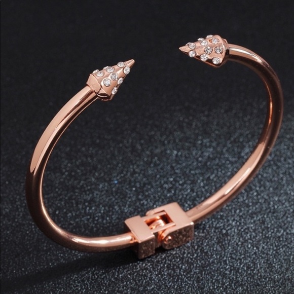 JUST INRose Gold diamond open arrow bracelet - Picture 2 of 4